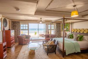 纽基Tolcarne Beach Colonial Restaurant and Rooms的一间卧室设有一张床和一间客厅。