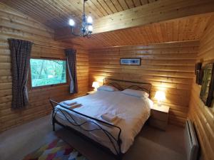 劳斯Fern Lodge的小木屋内一间卧室,配有一张床
