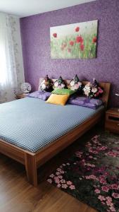 Vöhrenbach2 Bedroom Apartment with Terrace & Beautiful View的一间卧室配有一张紫色墙壁的床