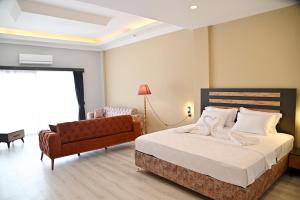 库萨达斯Villa Sevilla的酒店客房,配有床和沙发