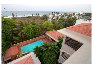 钦奈Costa Verde Luxury Seafront Villa的享有大楼空中景致,设有游泳池和海滩