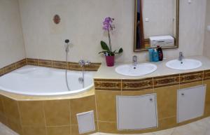 科希策Alžbetina- Luxury Large Apartment 21的浴室配有2个盥洗盆和1个浴缸。