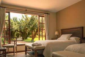 里奥班巴阿布拉普格庄园酒店的一间卧室设有一张床和一个大窗户