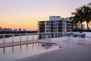 The Kimpton Shorebreak Fort Lauderdale Beach Resort内部或周边的泳池