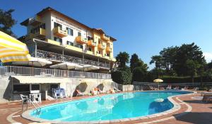 奥尔塔圣朱利奥拉布索拉酒店的酒店前方的大型游泳池