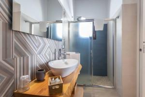 切萨雷奥港B&B Villa Massimo的一间带水槽和玻璃淋浴的浴室