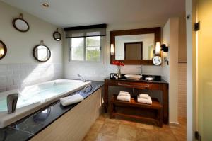 卢西Grand Palladium Lady Hamilton Resort & Spa - All Inclusive的带浴缸和盥洗盆的浴室