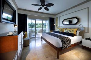 卢西Grand Palladium Lady Hamilton Resort & Spa - All Inclusive的一间带特大号床的卧室和一个阳台