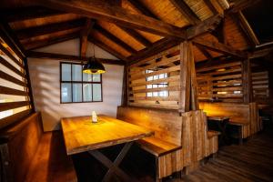 布里隆Hanses Hof的小屋内带木桌的房间
