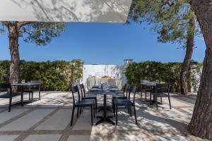 切萨雷奥港B&B Villa Massimo的树木繁茂的庭院里设有桌椅