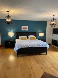 莫纳汉Corness House B&B的一间卧室配有一张带两盏灯和蓝色墙壁的床。