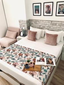 梅里达Apartamentos Élite - Art Collection - Frida的卧室配有一张大白色的床和桌子