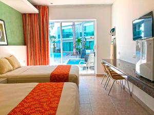 切图马尔切图马尔椰子酒店的酒店客房设有两张床和电视。