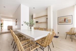 里尔Appartement spacieux et moderne 4 chambres à 5mn à pieds République的一间配备有白色桌椅的用餐室