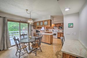 密歇根城Indiana Countryside Retreat on 37-Acre Land!的厨房以及带桌椅的用餐室。