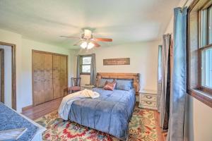 密歇根城Indiana Countryside Retreat on 37-Acre Land!的一间卧室配有一张床和吊扇