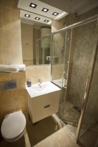 贝尔格莱德红公寓的浴室配有卫生间、盥洗盆和淋浴。
