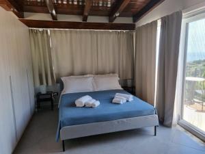 陶尔米纳Villa Glamour的一间卧室配有带毛巾的床