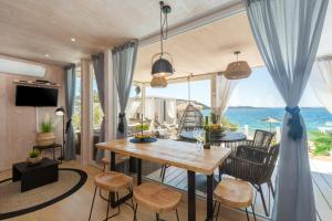 德拉格Luxury Home Buqez No 18的一间带桌椅的海景用餐室