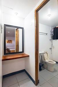 马尼拉Marion Hotel的一间带镜子和卫生间的浴室