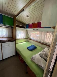 切尔诺莫雷茨karavana.ta的小房间,拖车上设有绿床