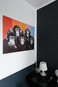 科隆Sonata City Hotel的墙上一幅猴子的画