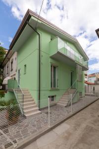 加比切马莱Residence Diffuso Arcobaleno的前面有楼梯的绿色房子