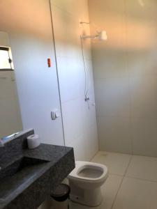 托坎廷斯州圣费利克斯Pousada Amanhecer no Jalapão的一间带卫生间、水槽和镜子的浴室