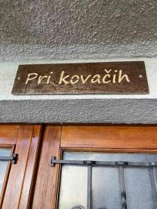 Pri kovačih, Istra autentica的门上标有“pat kovacilli”字样的标志
