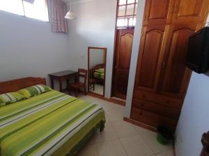 塔拉波托Rosa Victoria的一间卧室配有一张床、镜子和门