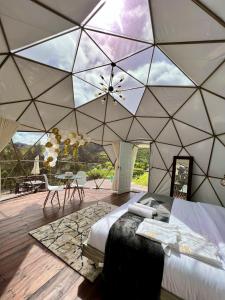 瓜塔维塔Golden Glamping的一间卧室设有大帐篷和天花板