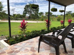 比亚维森西奥Cabañas Campestres en Villavicencio的两把黑色椅子坐在带公园的庭院