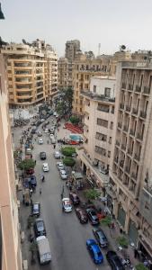 开罗happy life hostel的一条充满汽车和建筑的繁忙的城市街道