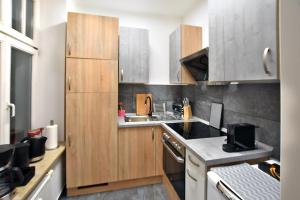 开姆尼茨Stylisches City Appartment in Chemnitz bester Lage!的厨房配有木制橱柜和炉灶烤箱。