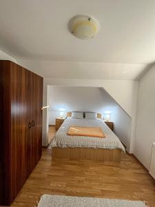 索科矿泉村Apartmani Djokić sa bazenom的一间卧室设有一张床和天花板
