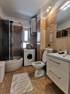 扎达尔Apartments MilaRoza的浴室配有卫生间水槽和洗衣机。