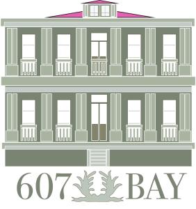博福特607 Bay Inn Downtown Beaufort的带有词海湾的建筑物图