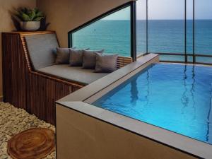 圣胡安圣胡安水和海滩俱乐部酒店的一个带沙发的游泳池,享有海景