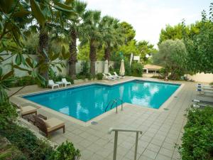 马蒂米尔托酒店的棕榈树庭院内的游泳池