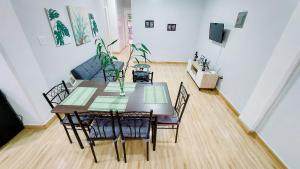 碧瑶Trail Bedz - Homestay的客厅配有餐桌和椅子