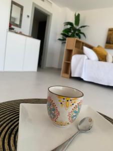 拉斯内格拉斯Samarkanda Apartamento- Suite con espectacular vista panorámica的餐巾纸上的碗,桌上有汤匙