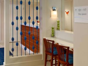 休斯顿休斯顿盖乐瑞圣淘沙ES套房酒店的一间设有蓝球墙的用餐室