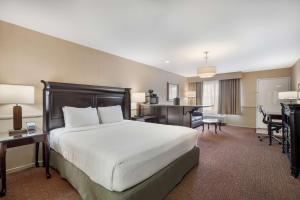 Best Western Corona Hotel & Suites客房内的一张或多张床位