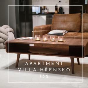 赫任斯科Apartment Villa Hřensko 132的棕色沙发前的茶几