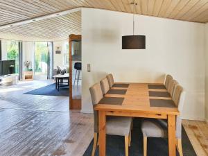 海尔斯Holiday home Hals CXVI的一间带木桌和椅子的用餐室