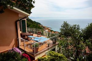 贝尔杰吉Villa Giò - Terrazza nel Blu的海景阳台。