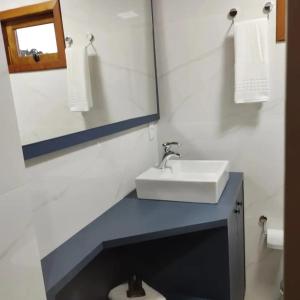 邦雅尔丁-达塞拉Cabanas Sol Poente的一间带水槽、镜子和卫生间的浴室
