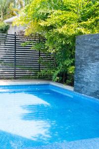 圣佩德罗苏拉Lujoso y acogedor condominio ejecutivo/familiar的庭院里的一个蓝色海水游泳池