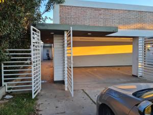 孙查莱斯Del Sur Alquiler temporario的车库,车库门打开,停车场