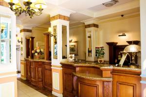 弗沃茨瓦韦克亚历山大酒店的大房间,房子里设有大型木制酒吧